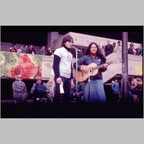 1980-04-32-libbyperforms.jpg