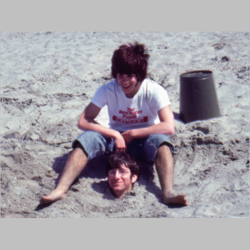 1977-05-11-fiftheastbeachparty-charlie-eric.jpg